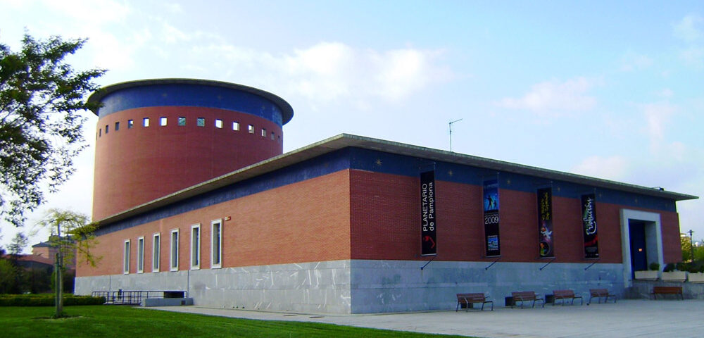 Hostal en Pamplona junto al Parque Yamaguchi y el Planetario: planes a pie desde Hostal Acella