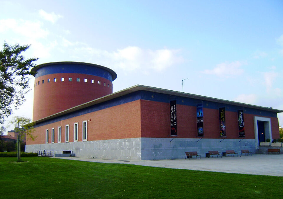 Hostal en Pamplona junto al Parque Yamaguchi y el Planetario: planes a pie desde Hostal Acella